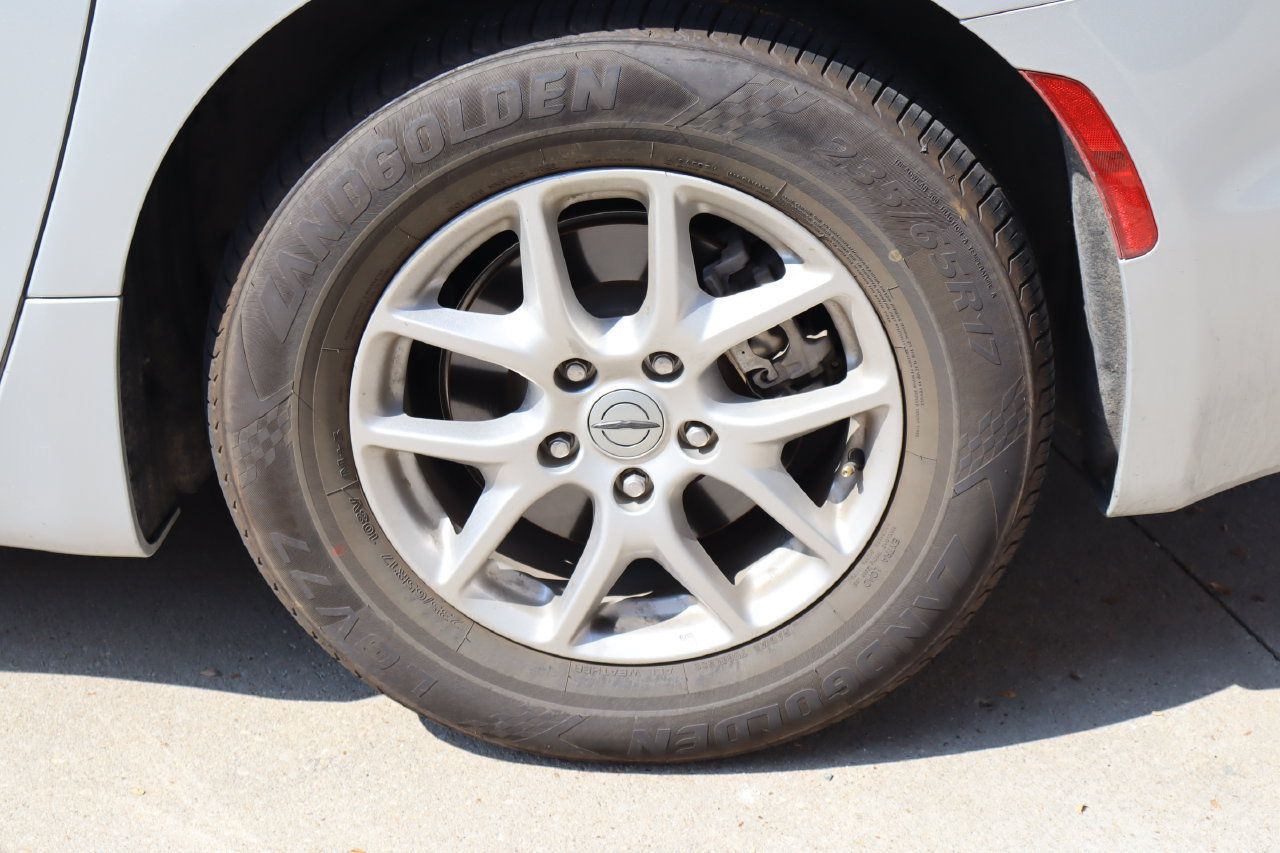 Used 2024 Chrysler Pacifica Touring-L FWD image 29
