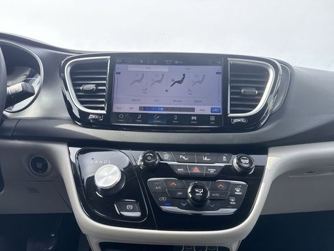 Used 2024 Chrysler Pacifica Touring-L image 16