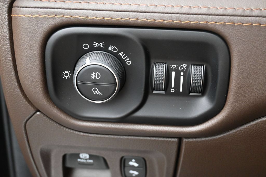 Used 2025 RAM 1500 Limited AWD/4WD image 16