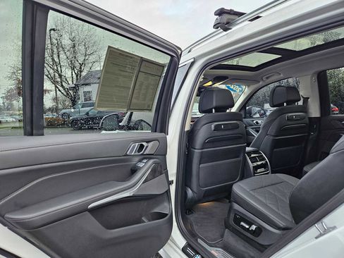 Used 2024 BMW X7 xDrive40i w/ Executive Package image 19