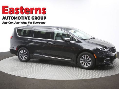 Used 2023 Chrysler Pacifica Limited FWD image 51