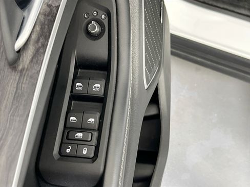 Used 2023 Jeep Grand Cherokee L Limited w/ Black Appearance Package AWD/4WD image 18