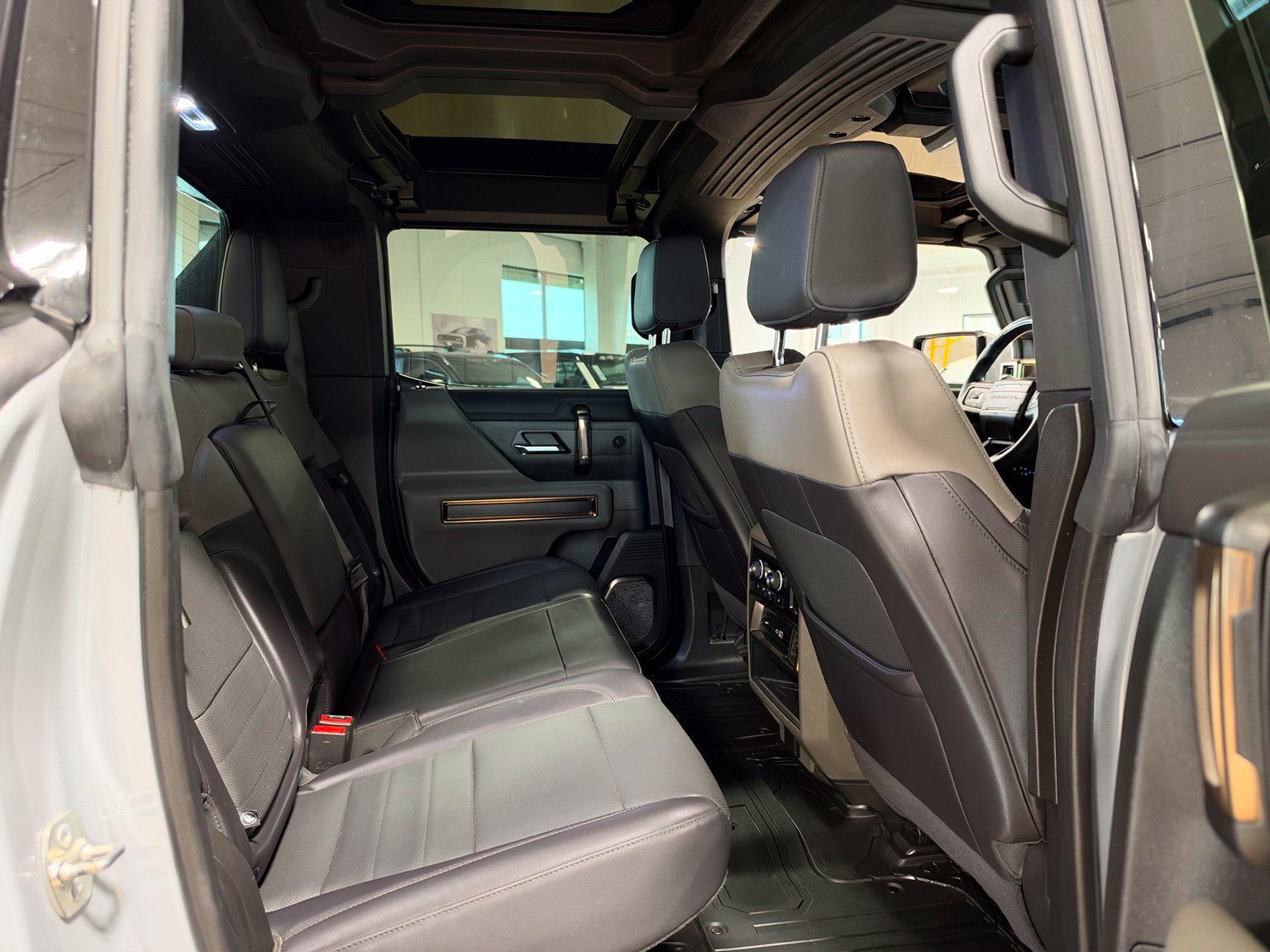 Used 2025 GMC Hummer EV 2X w/ LPO, Illumination Package AWD/4WD image 18