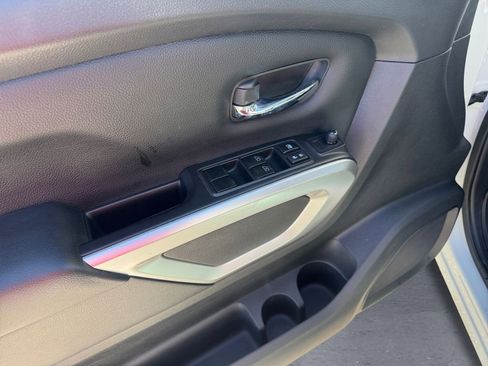 Used 2021 Nissan Titan SV w/ SV Convenience Package image 12