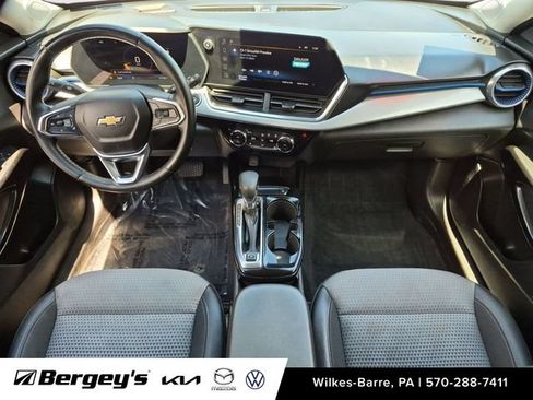 Used 2024 Chevrolet Trax LT w/ LT Convenience Package FWD image 26