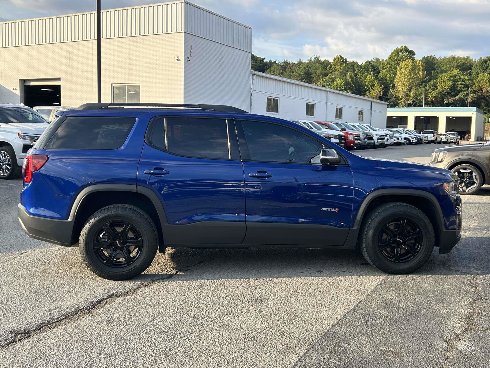 Used 2023 GMC Acadia AT4 w/ Technology Package AWD/4WD image 8