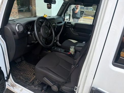 Used 2017 Jeep Wrangler Unlimited Sport w/ Connectivity Group AWD/4WD image 9