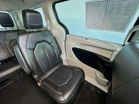Used 2023 Chrysler Pacifica Touring-L FWD image 14
