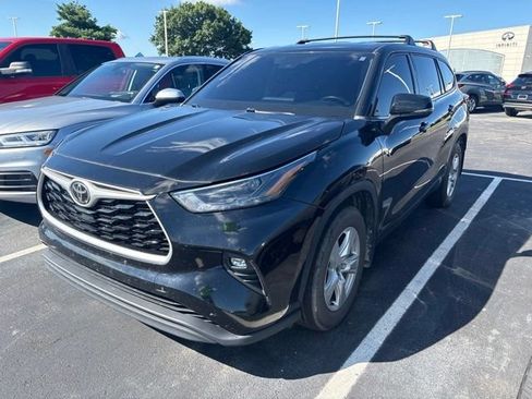 Used 2022 Toyota Highlander LE AWD/4WD image 3