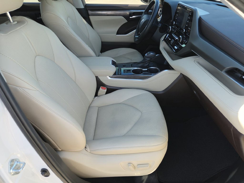 Used 2021 Toyota Highlander Limited FWD image 11