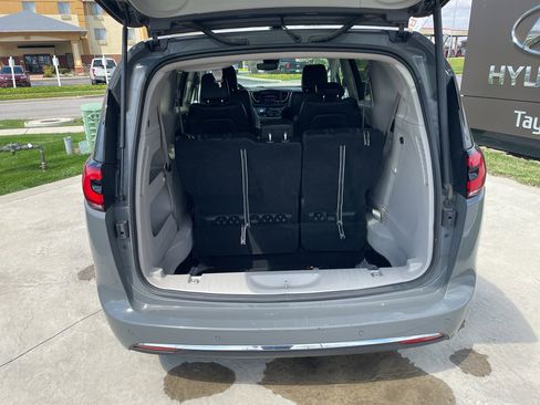 Used 2023 Chrysler Pacifica Touring-L image 9