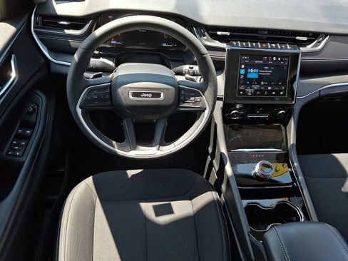 Used 2023 Jeep Grand Cherokee Laredo w/ Luxury Tech Group I AWD/4WD image 11