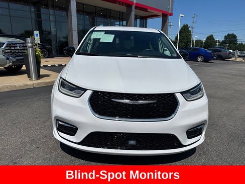 Used 2024 Chrysler Pacifica Limited FWD image 10