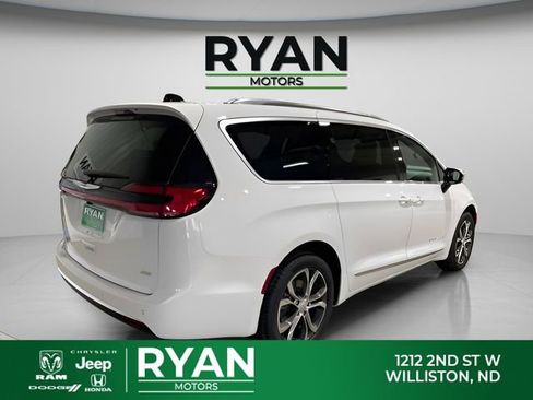 New 2026 Chrysler Pacifica Pinnacle image 9