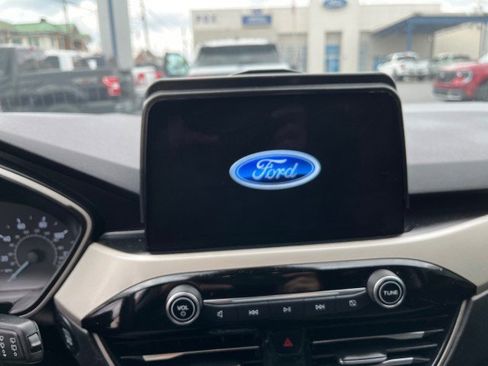 Certified 2022 Ford Escape SE w/ SE Sport Appearance Package AWD/4WD image 18