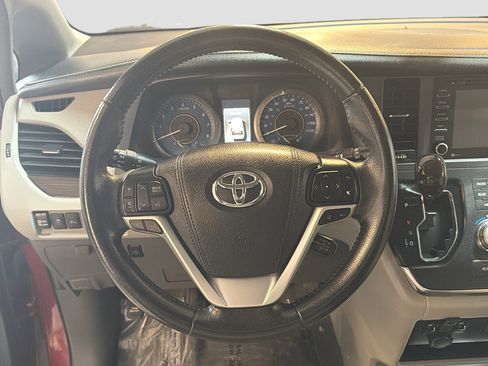 Used 2019 Toyota Sienna XLE image 18