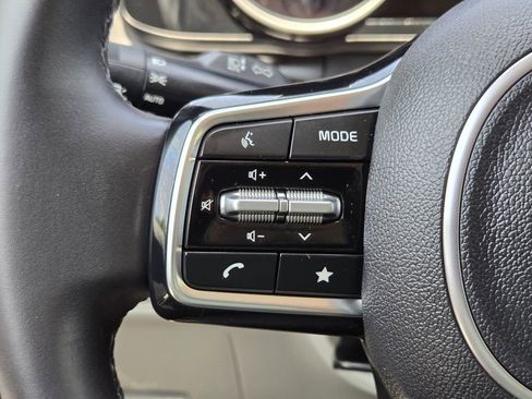 Used 2024 Kia Carnival EX FWD image 27