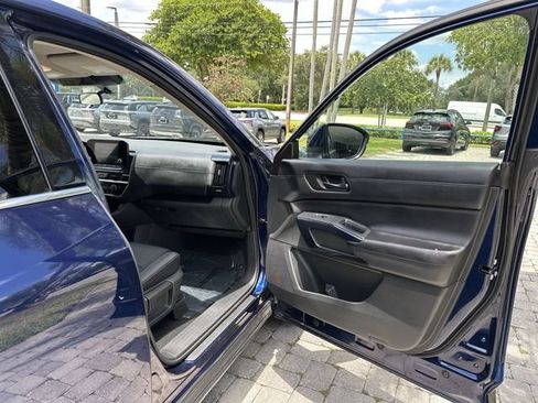 Used 2025 Nissan Pathfinder SV FWD image 23
