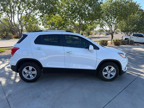 Used 2018 Chevrolet Trax LT w/ LT Convenience Package FWD image 3