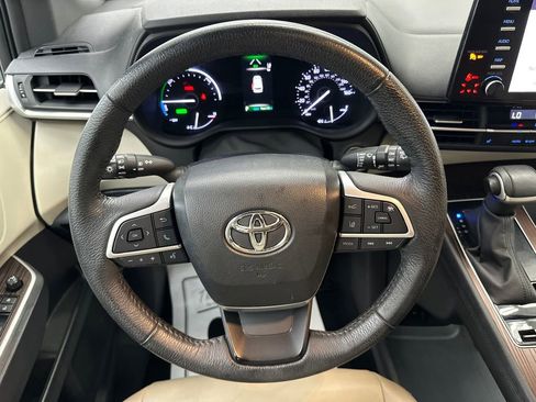 Used 2023 Toyota Sienna XLE FWD image 26
