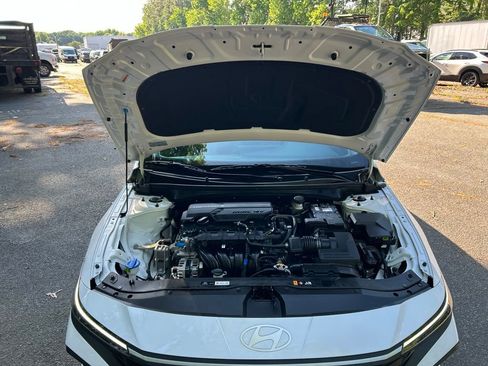 Used 2026 Hyundai Elantra SE FWD image 13
