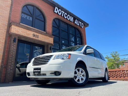 Used 2009 Chrysler Town & Country Touring FWD image 3