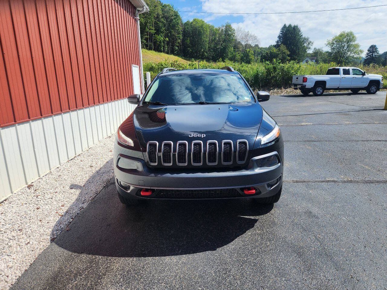 Used 2017 Jeep Cherokee Trailhawk w/ Cold Weather Group AWD/4WD image 5
