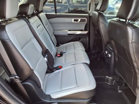 Used 2021 Ford Explorer XLT w/ XLT Sport Appearance Package image 15