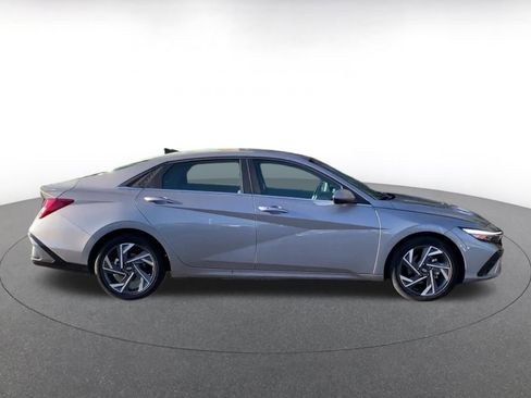 Used 2025 Hyundai Elantra SEL image 16