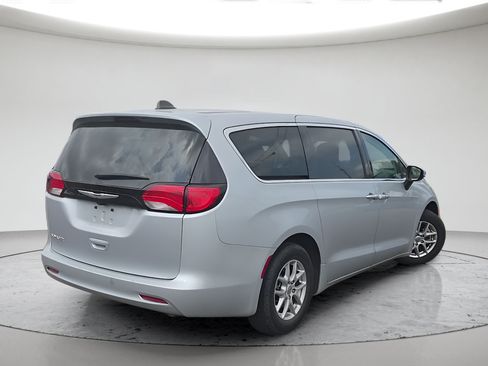 Used 2023 Chrysler Voyager LX FWD image 7