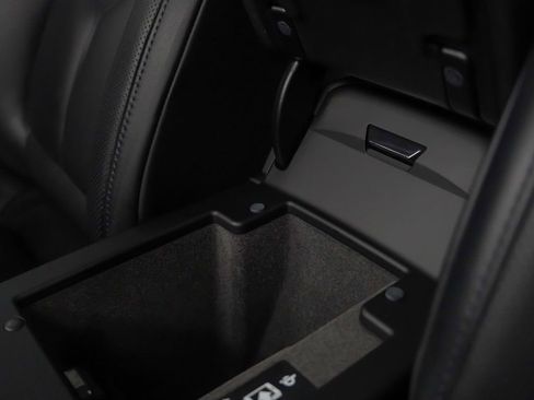 Certified 2025 Porsche Macan AWD/4WD image 35