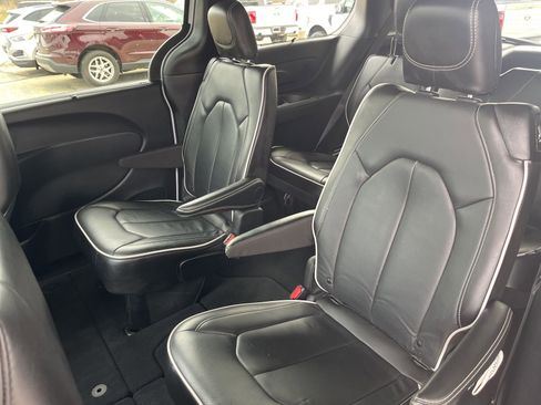 Used 2025 Chrysler Pacifica Limited image 11