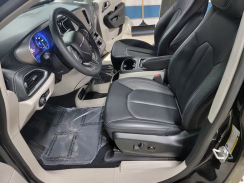 Used 2024 Chrysler Pacifica Touring-L image 15