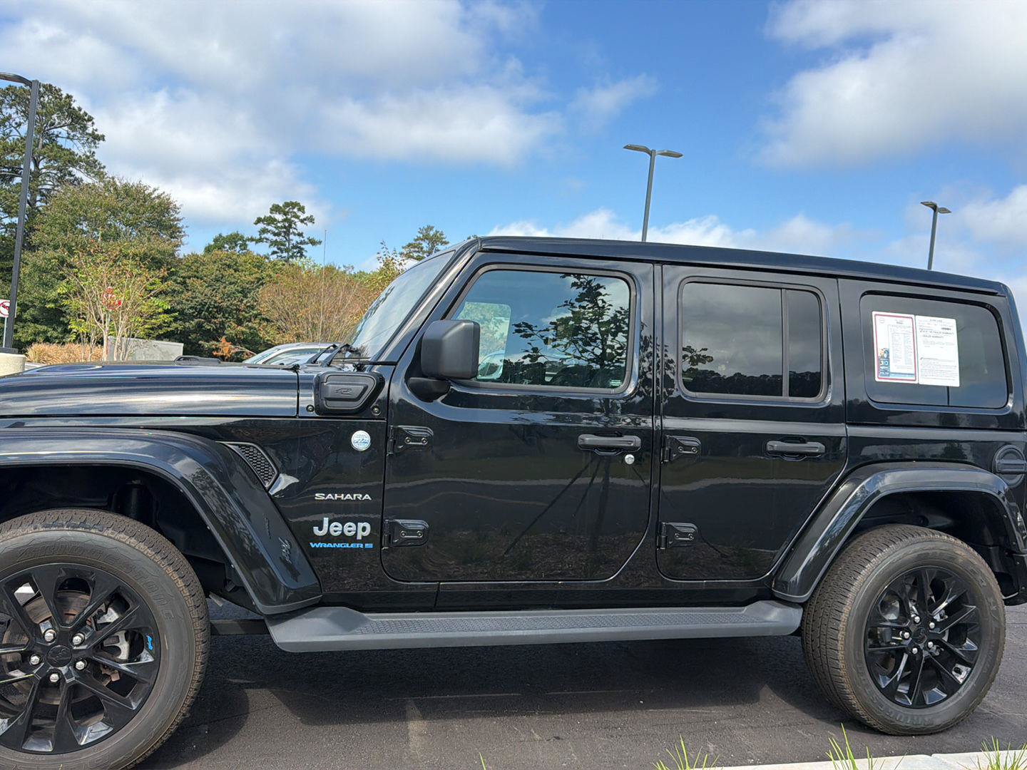 Used 2023 Jeep Wrangler Unlimited Sahara w/ Cold Weather Group AWD/4WD image 3