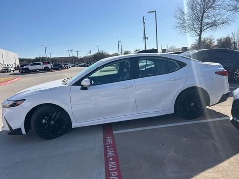 Used 2025 Toyota Camry SE image 7