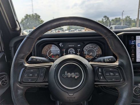 Used 2024 Jeep Gladiator Mojave w/ Safety Group AWD/4WD image 21