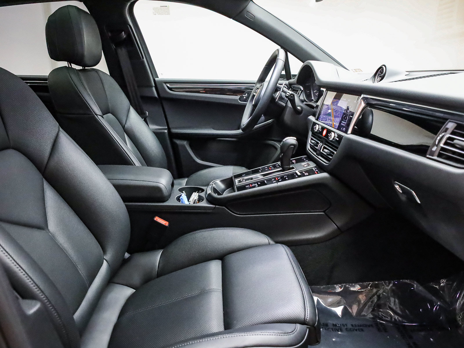 Certified 2026 Porsche Macan AWD/4WD image 18