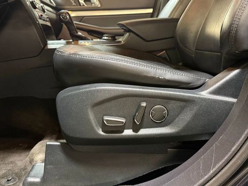 Used 2018 Ford Explorer XLT w/ Equipment Group 202A AWD/4WD image 22