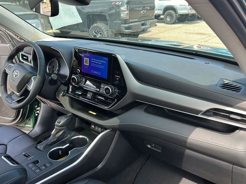 Used 2023 Toyota Highlander XLE image 18