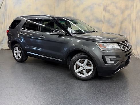 Used 2017 Ford Explorer XLT w/ Equipment Group 202A AWD/4WD image 8