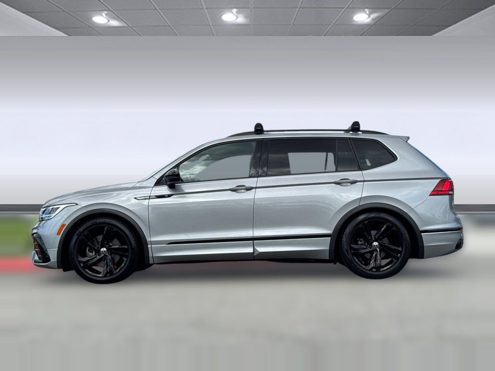 Used 2023 Volkswagen Tiguan SE R-Line FWD image 2