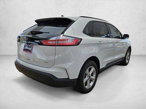 Used 2024 Ford Edge SE image 2