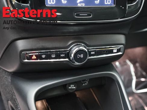 Used 2022 Volvo XC40 T4 Momentum FWD image 19