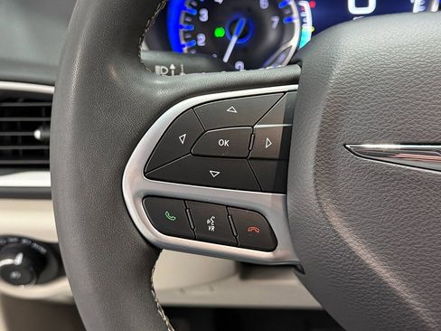 Used 2023 Chrysler Pacifica Touring-L image 18