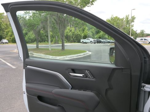 Used 2025 Chevrolet Colorado Z71 w/ Technology Package AWD/4WD image 25