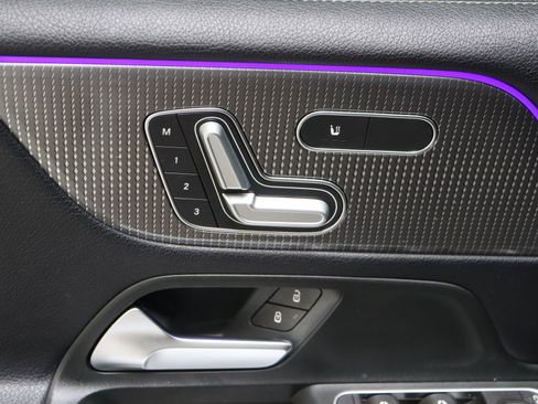 Used 2020 Mercedes-Benz GLB 250 4MATIC image 13