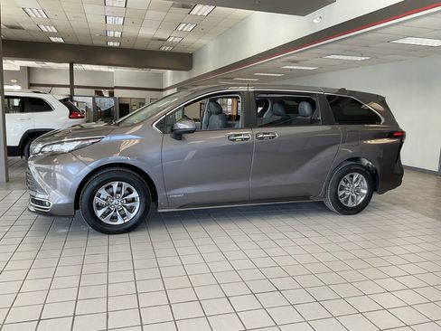 Used 2021 Toyota Sienna XLE image 3