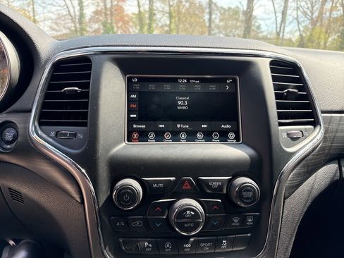 Used 2021 Jeep Grand Cherokee Laredo image 18