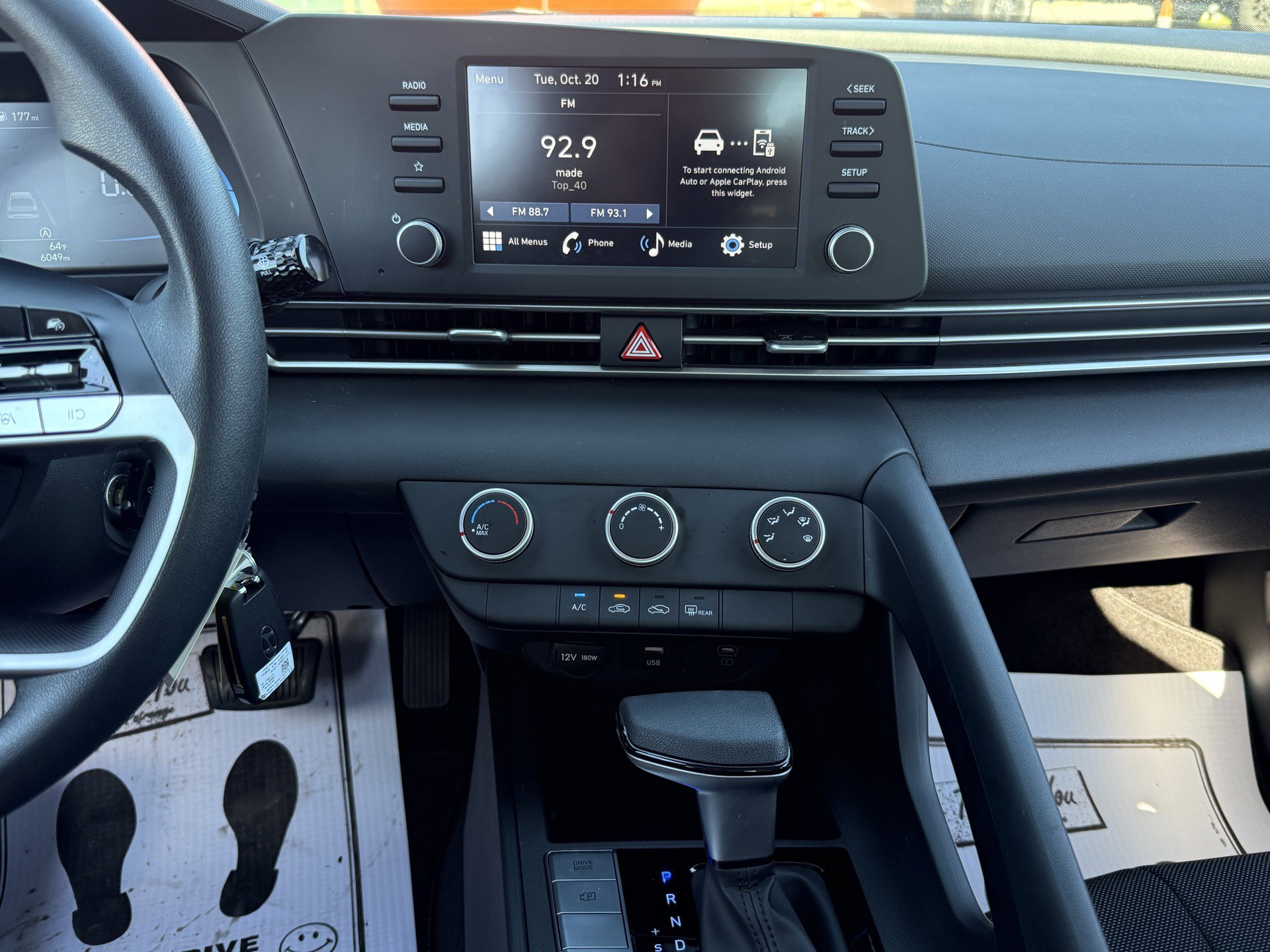 Used 2025 Hyundai Elantra SE FWD image 12