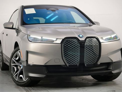 Used 2022 BMW iX xDrive50 w/ Premium Package image 4